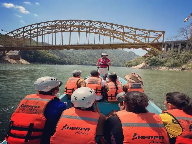 Boat ride at Boca del Cerro Bridge